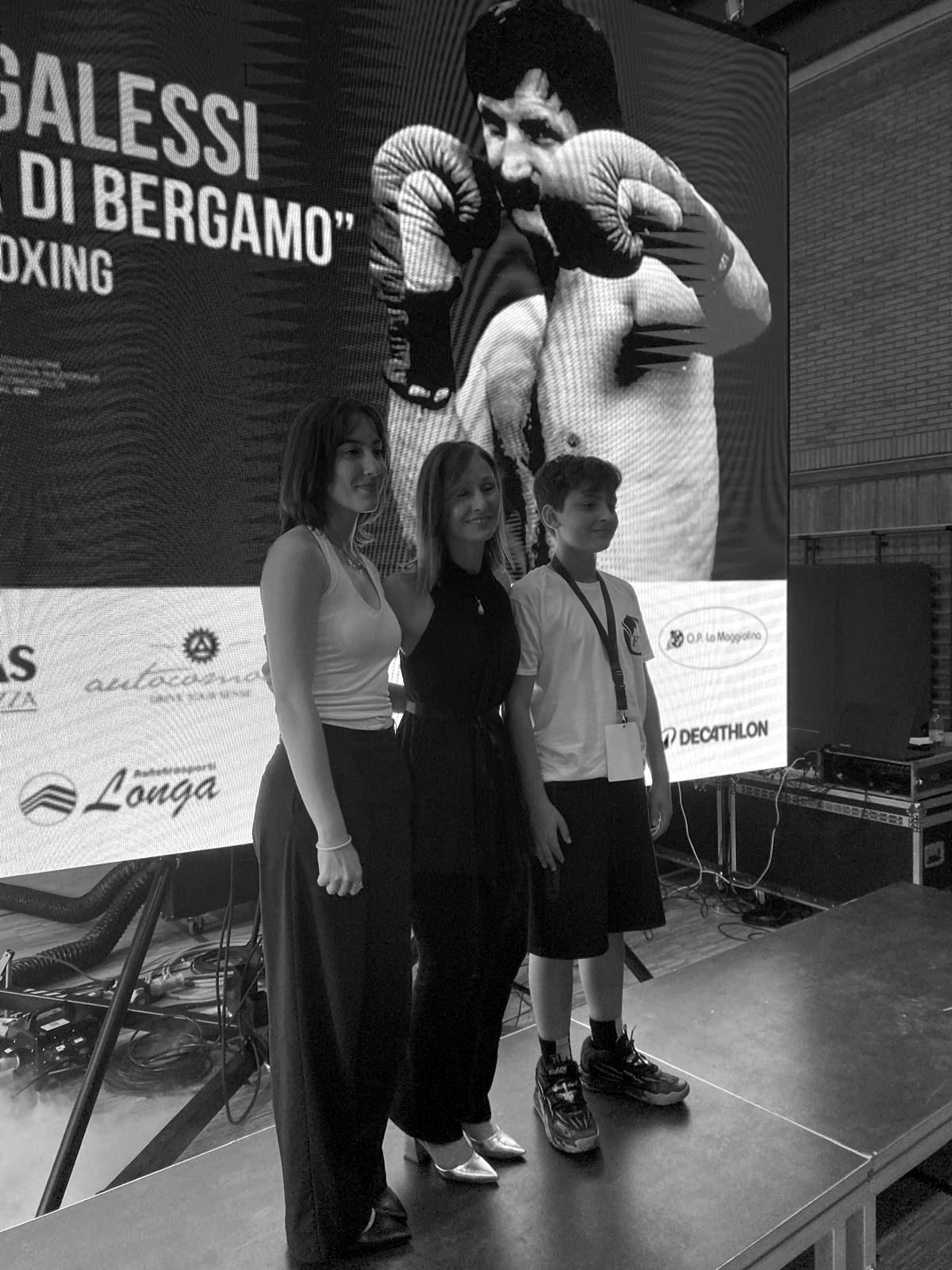 Palco del Gala con schermo LED e bambini.