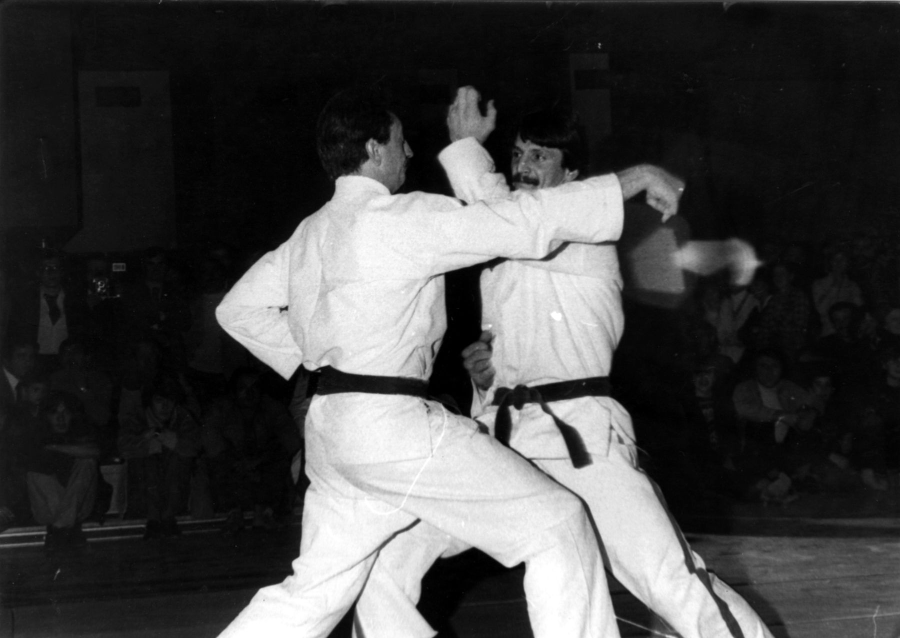 Due karateka in kimono durante un incontro.