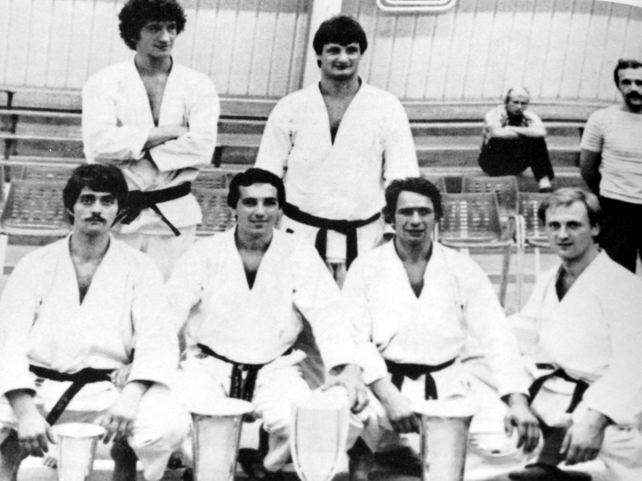 Squadra di karateka in kimono in posa.
