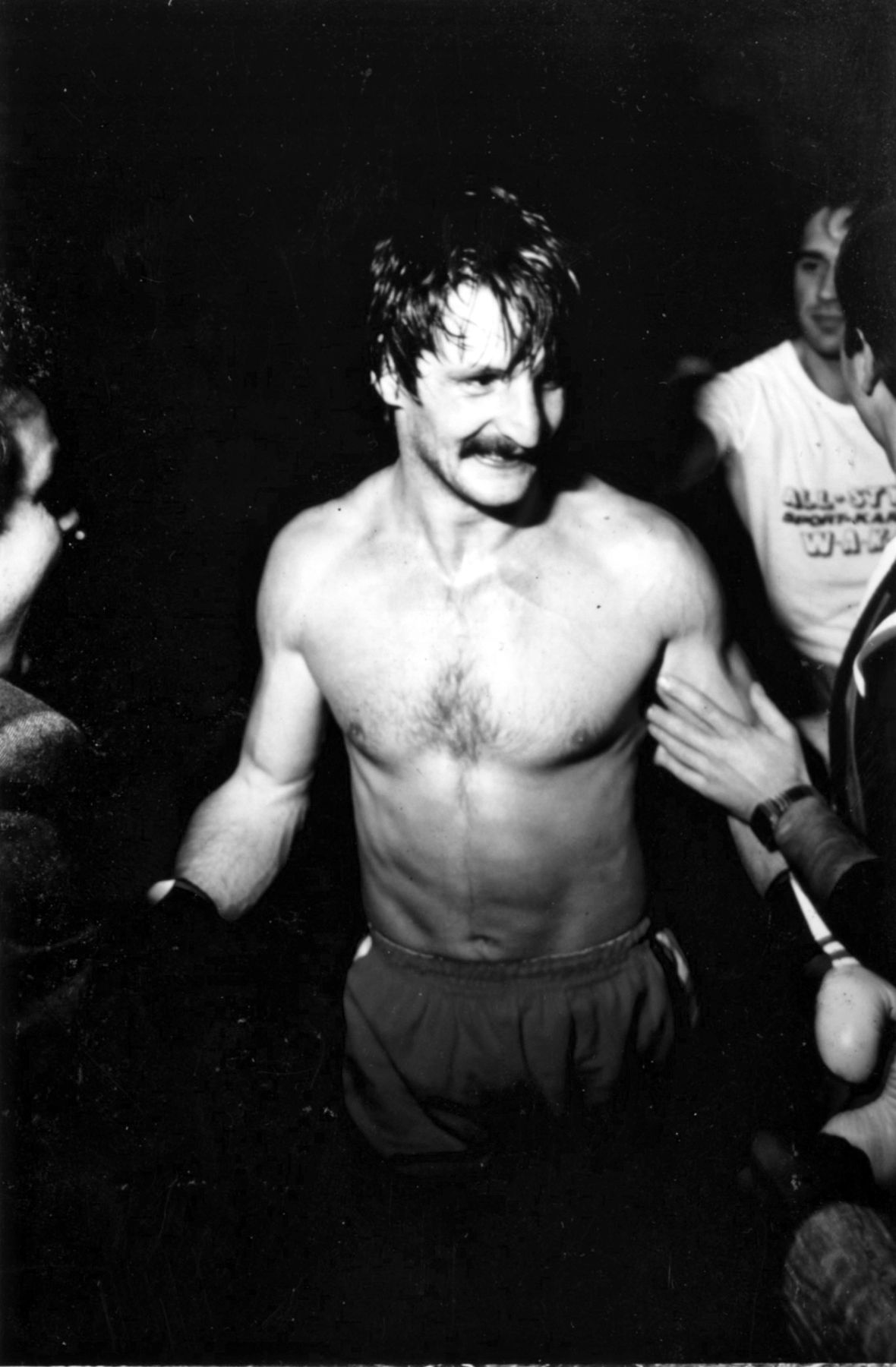 Flavio Galessi sul ring in pantaloni rossi, con i guantoni.