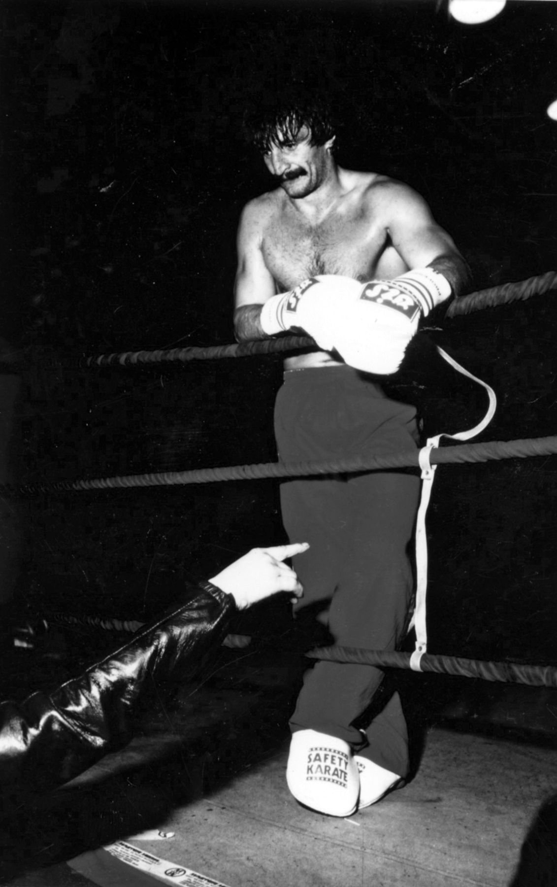 Flavio sul ring in pantaloni rossi.