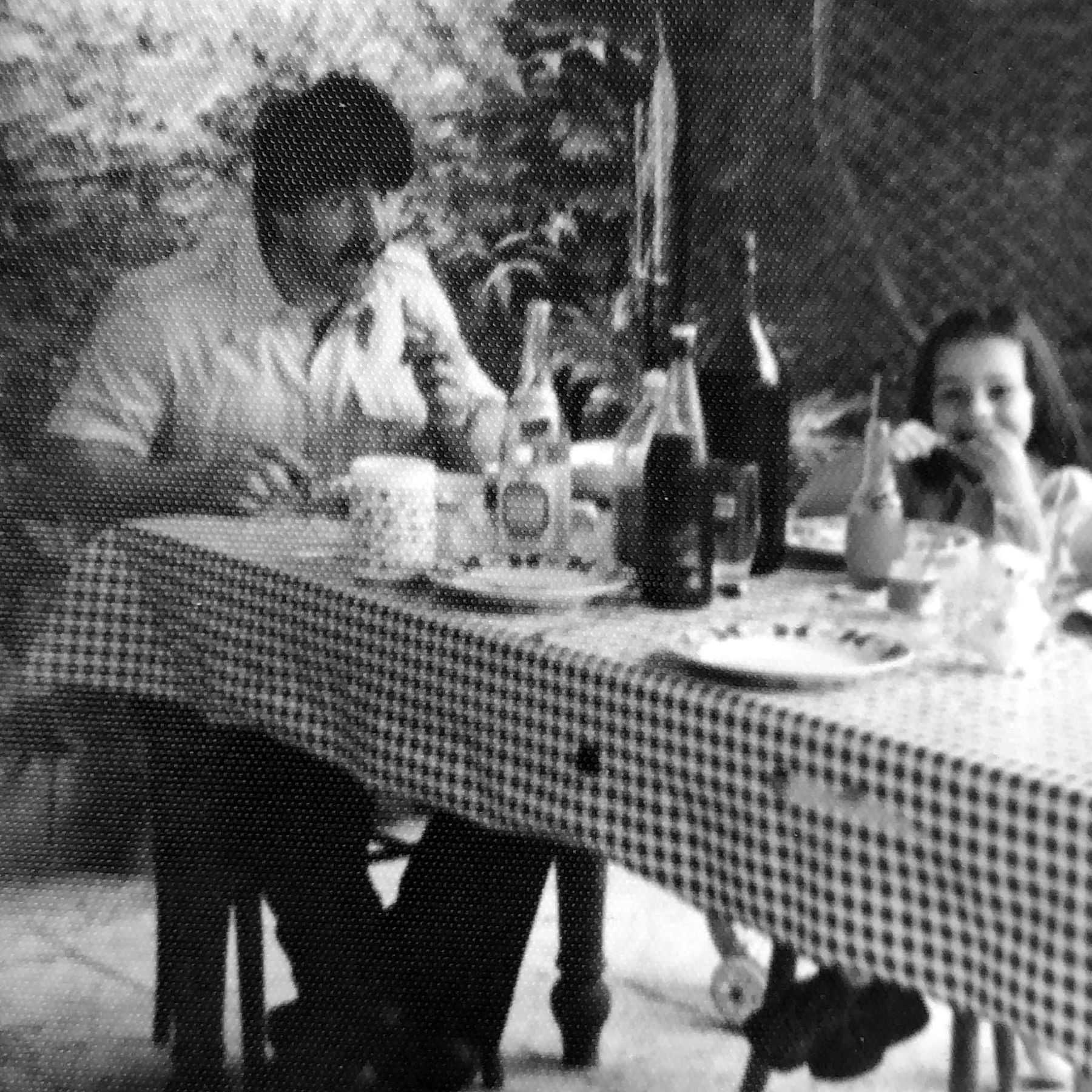Flavio a tavola accanto a una bambina.